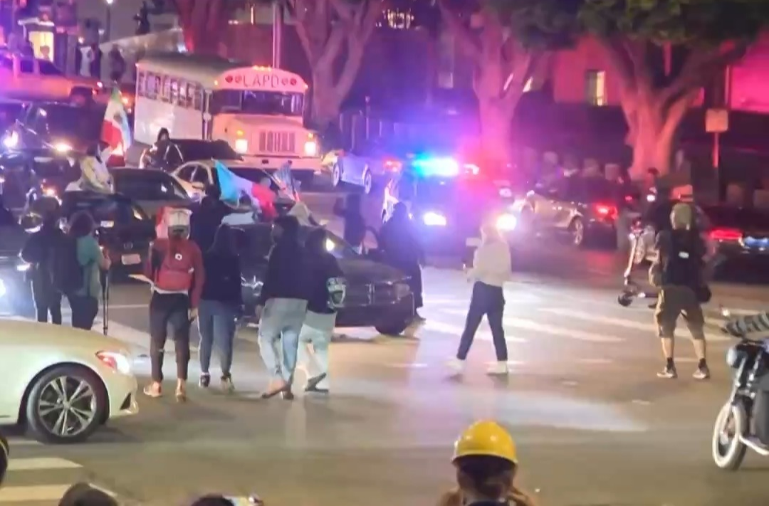 数百人被捕 阴谋论盛行 这一夜全美抗议活动愈演愈烈