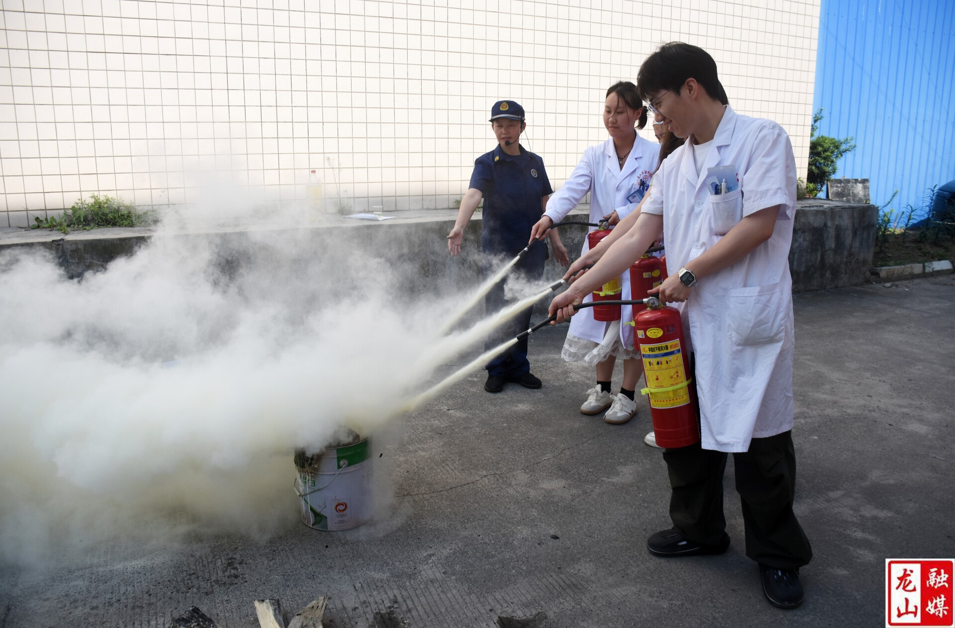 县五官科医院开展消防培训及逃生演练