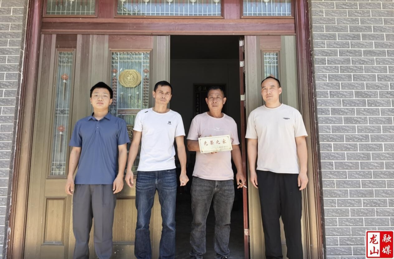 水田坝镇：“光荣之家”牌匾送进门 军人军属享荣光