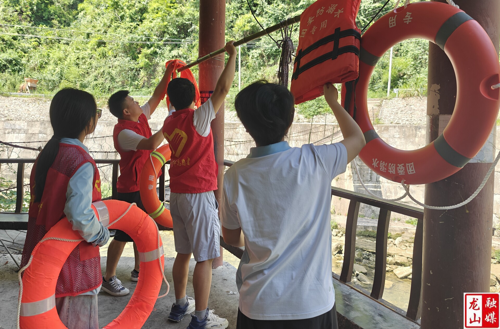 洗车河镇：投放“团委防溺水”物资包 织密水域安全防护网