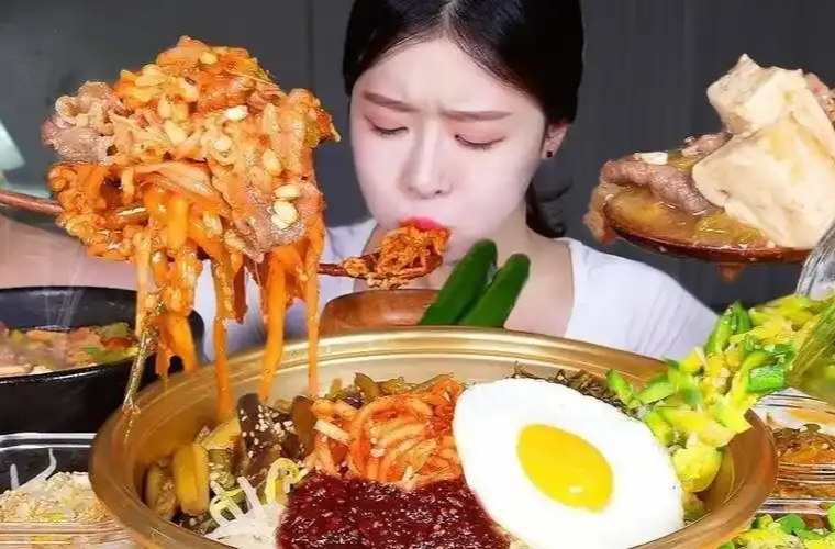 两个小时直播过程吃了几十斤食物 “大胃王”吃播为何管不住？