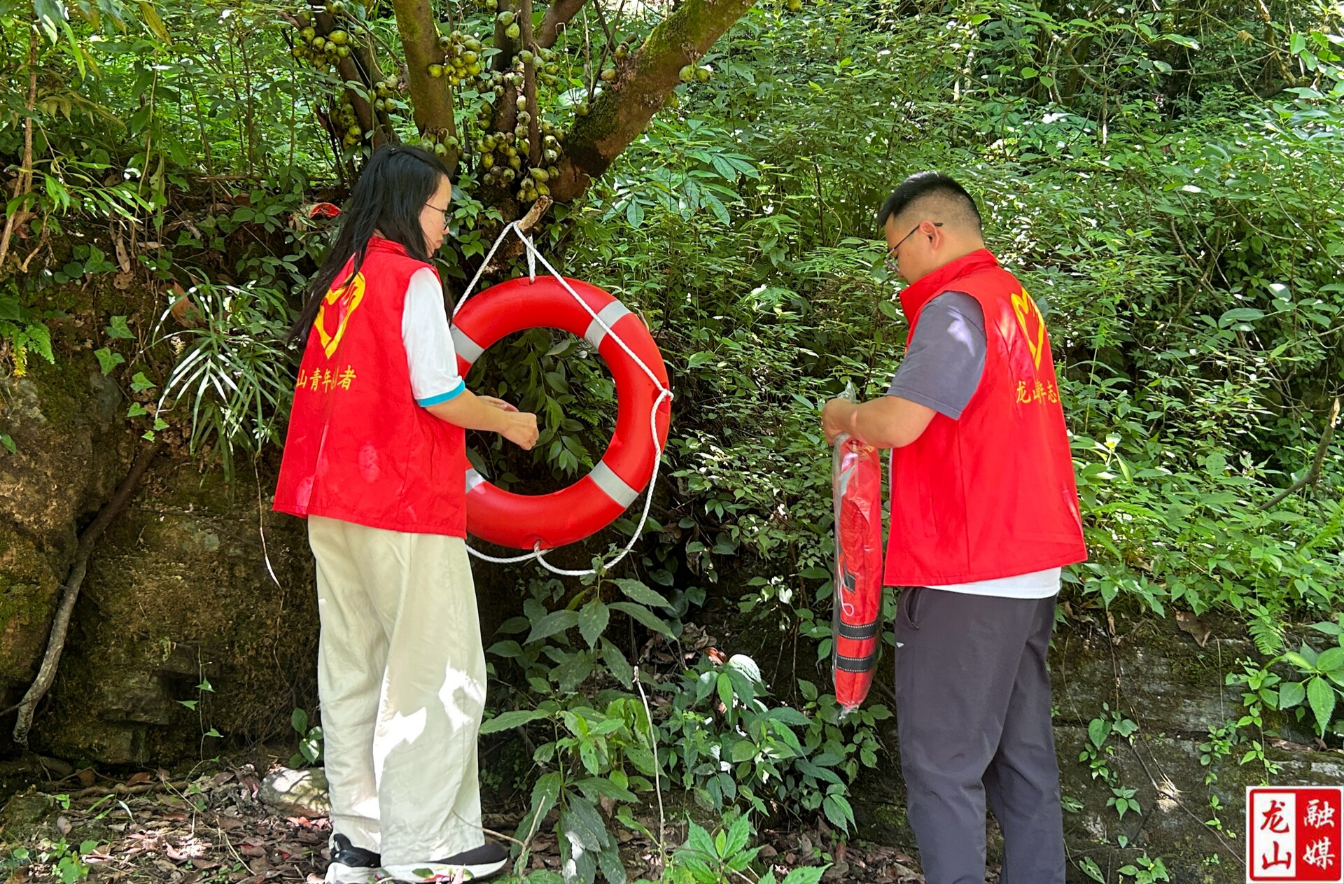 洛塔乡：青春红马甲点亮水域安全线