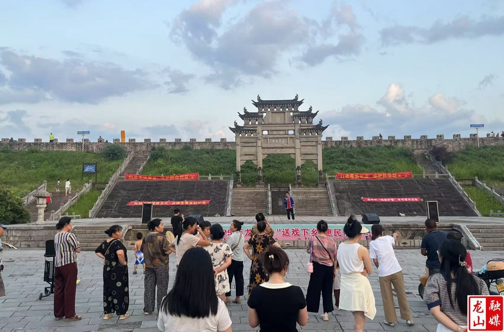 里耶镇利用“送戏下乡”开展法治宣传