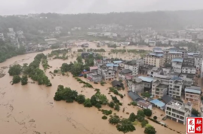 龙山普降暴雨大暴雨  干群合力积极应对