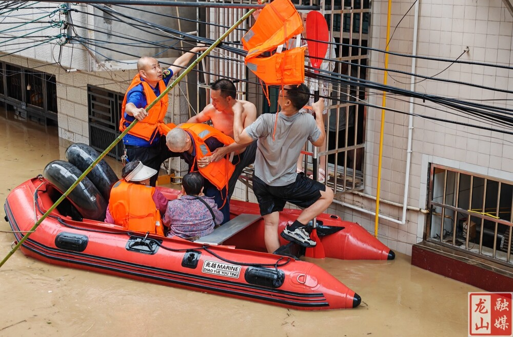 闻汛而动 城管先行——县城市管理和综合执法局全力奋战抗洪一线 保障群众生命财产安全