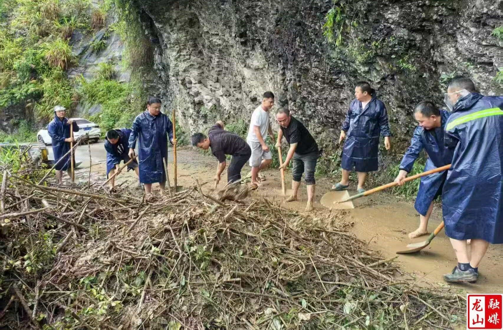 龙山县退役军人闻“汛”而动 筑牢防汛救灾“迷彩长城”