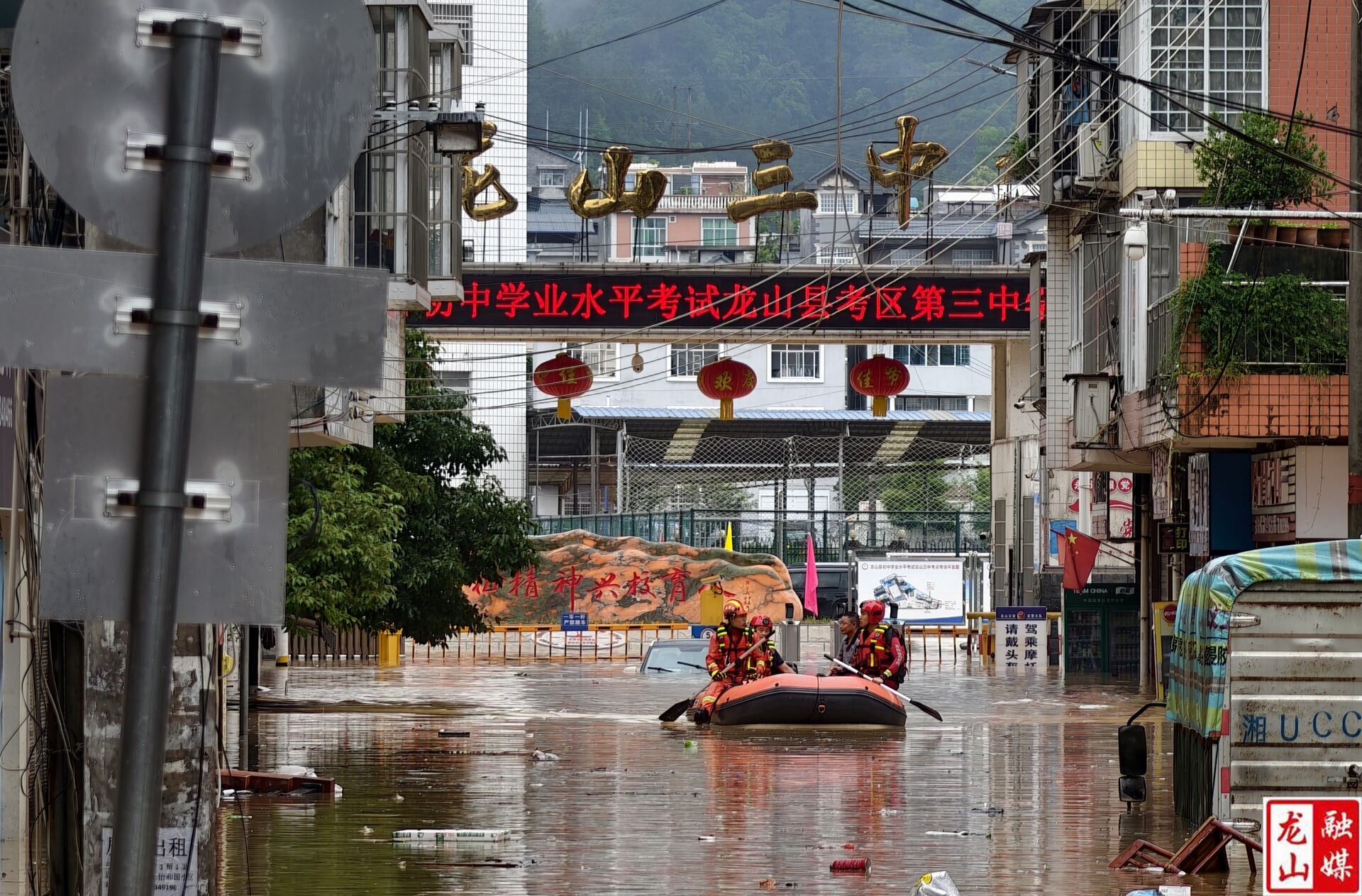 洪水围困考点 师生共筑后勤防线（图）