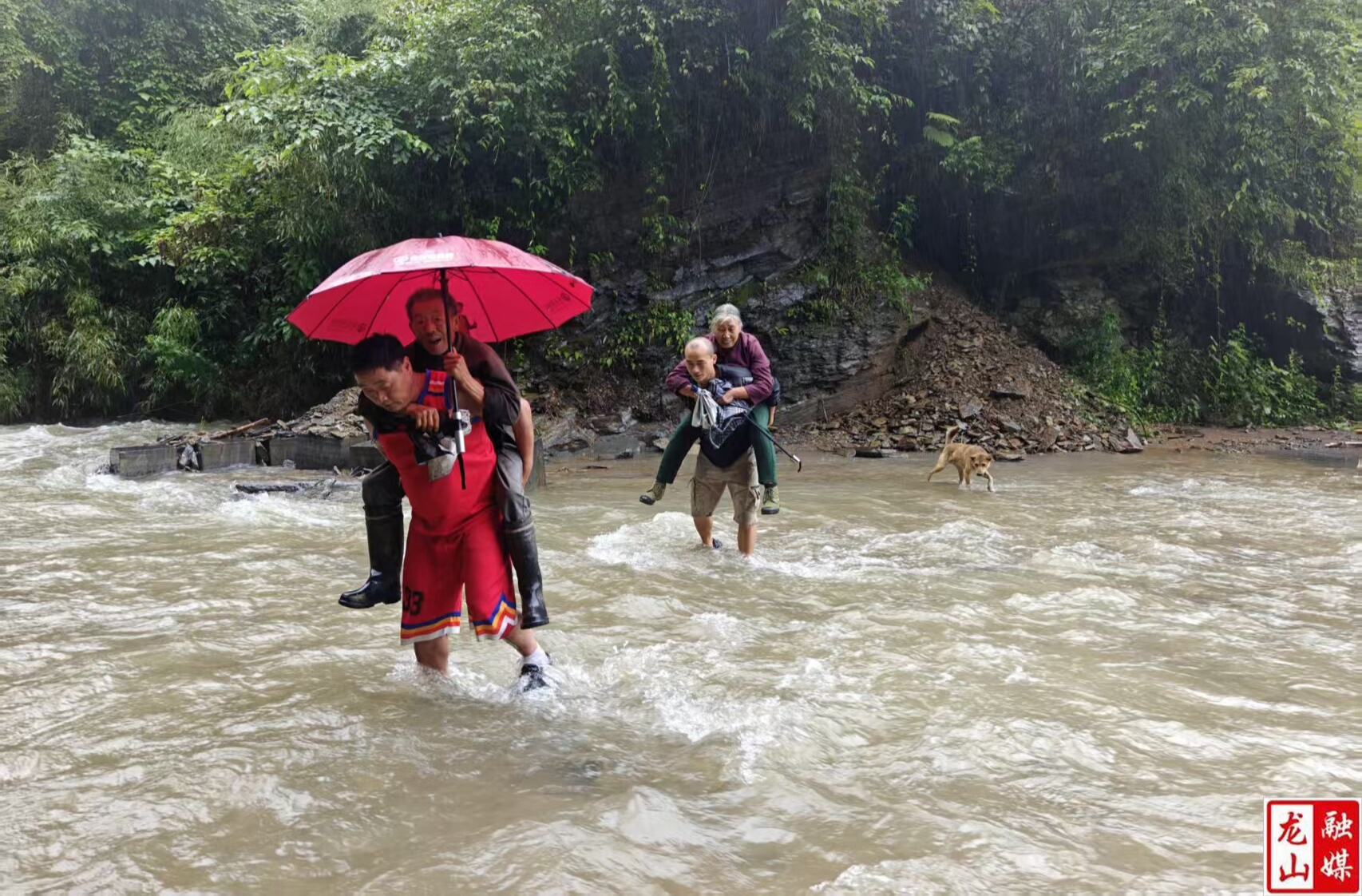 大安乡迎战暴雨 党员干部昼夜坚守防汛一线