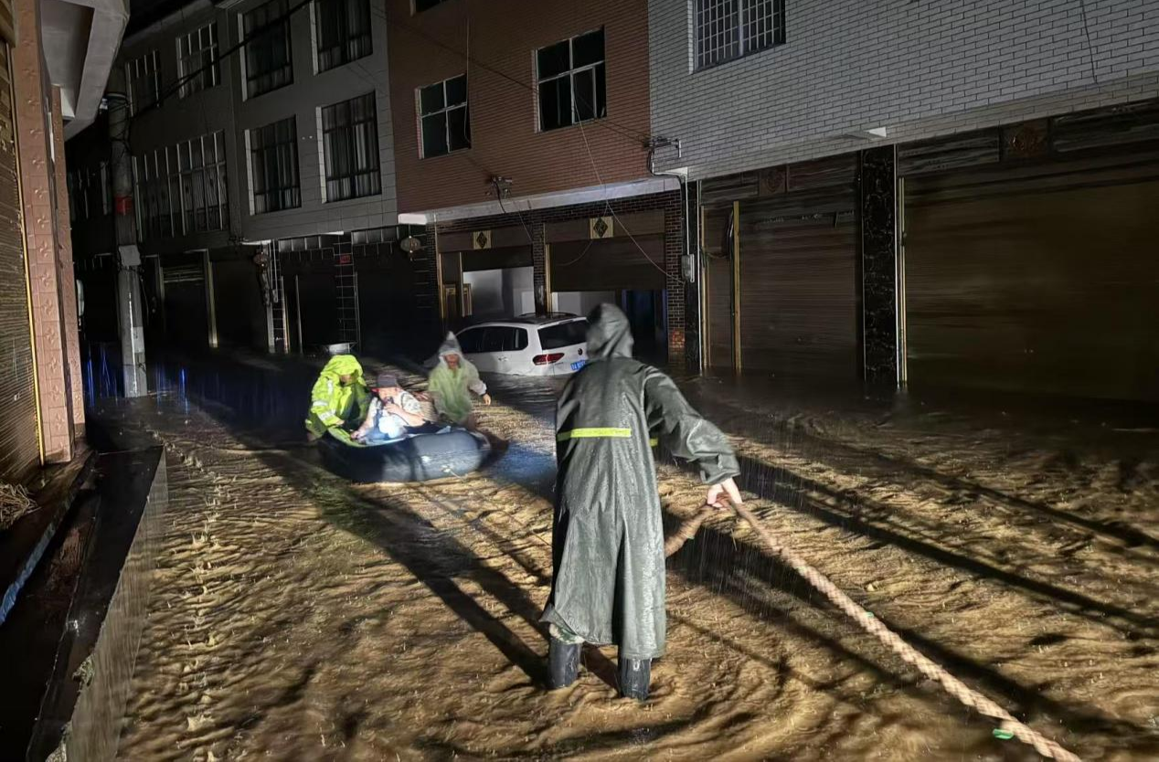 石牌镇：干群齐心 共护平安