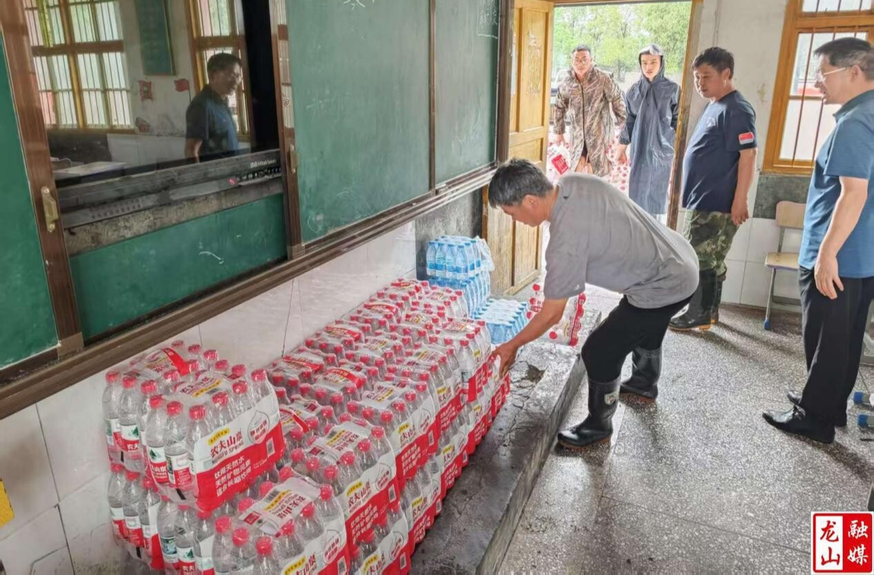 爱心企业为石牌镇捐赠防汛物资