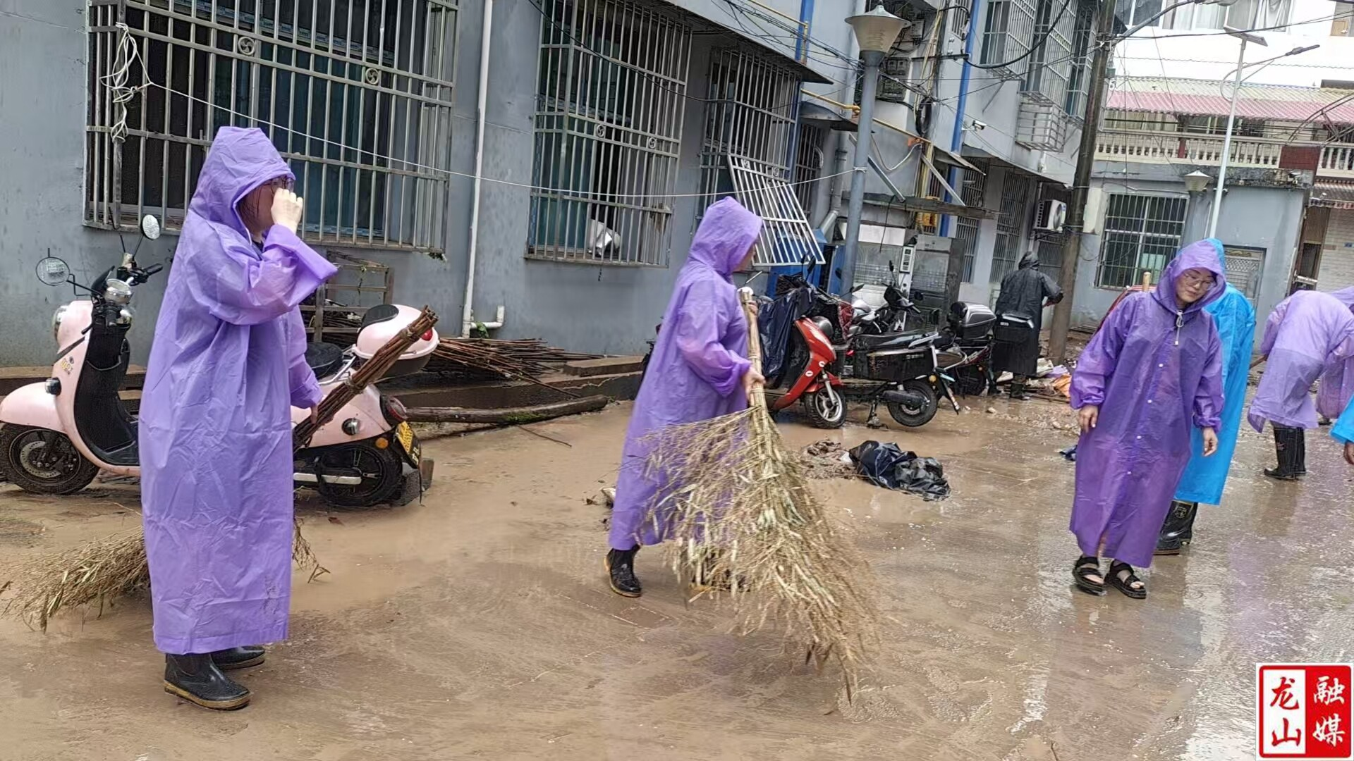 兴隆街道开展灾后恢复工作