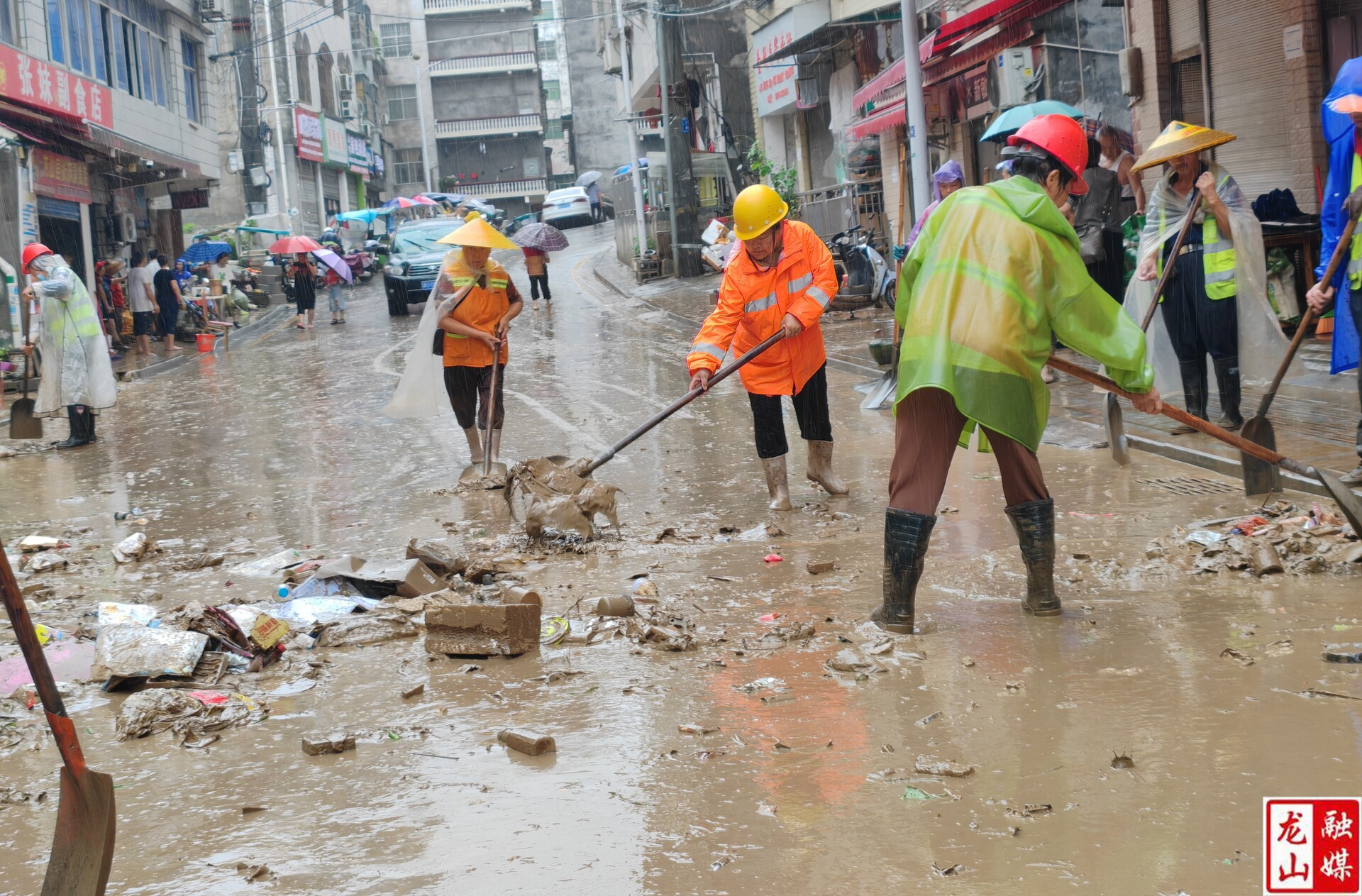 城管铁军再出击 全员投入灾后恢复攻坚战