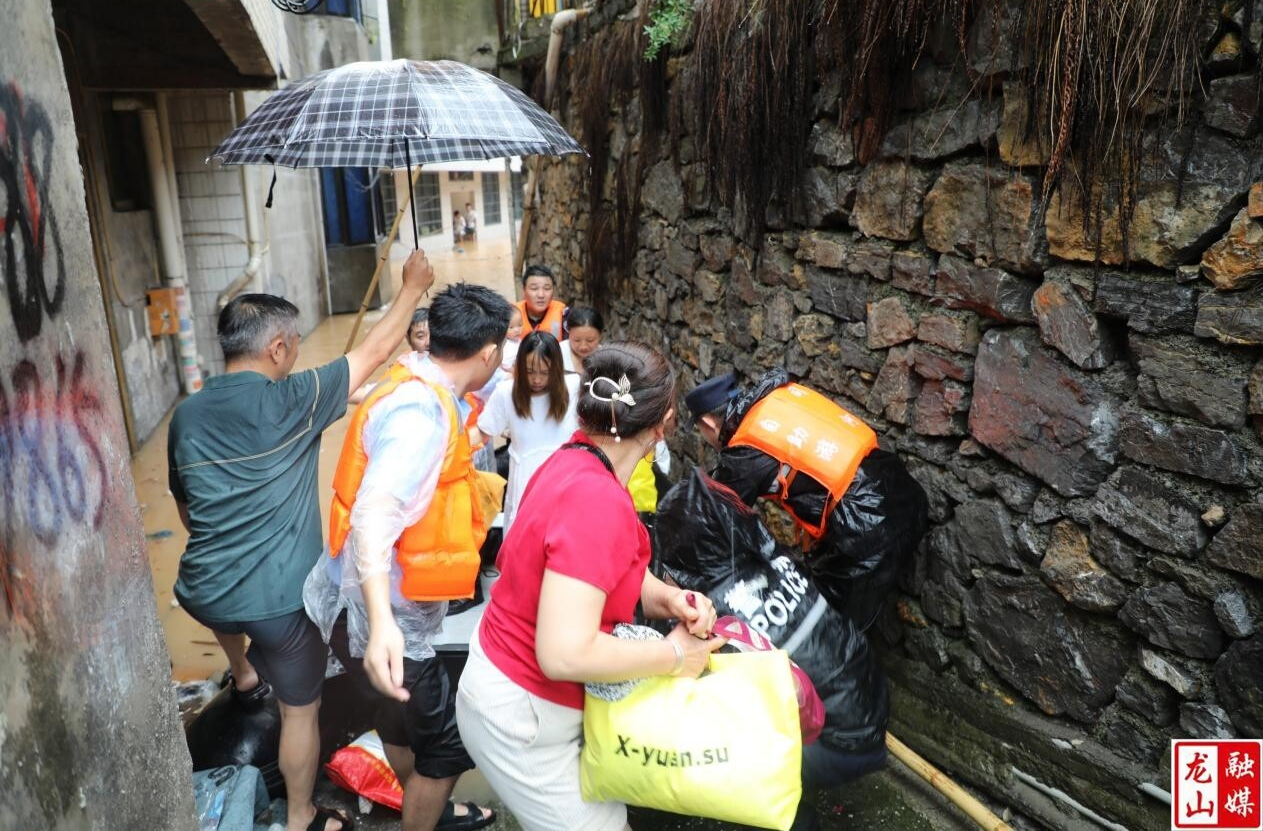 暴雨来袭 龙山公安“警”紧守护