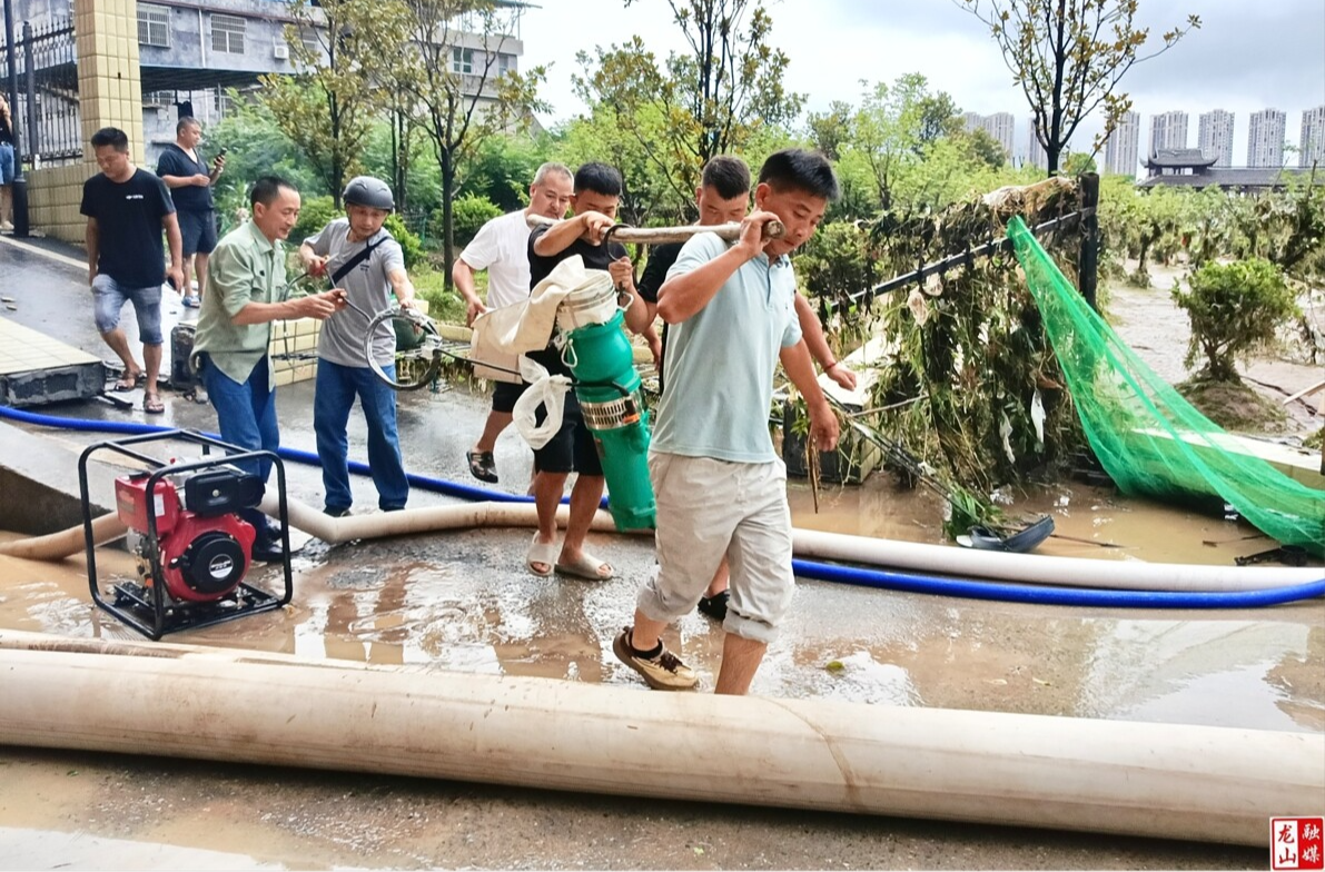 县农机事务中心：铁臂排涝吞浊浪 丹心抢险克时艰