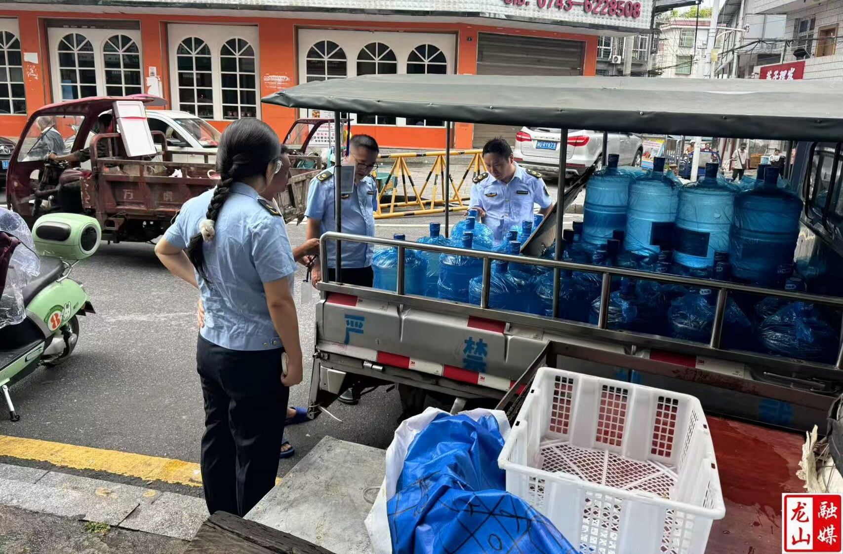 县市监局积极开展防汛救灾期间市场价格监管工作（图）