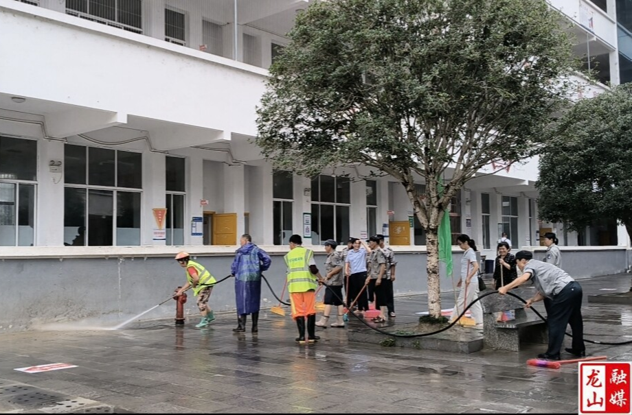 第三中学开展灾后清淤消毒工作