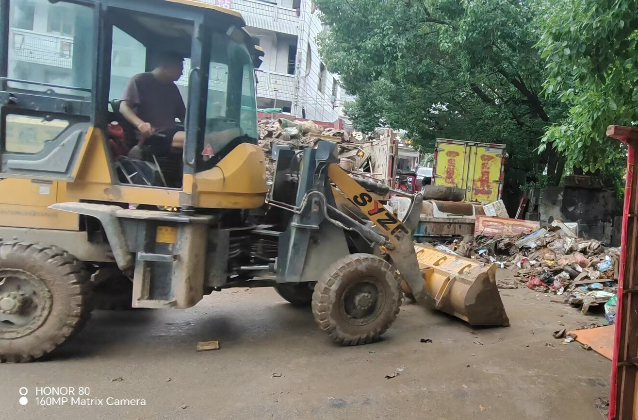 兴隆街道全面开展灾后清扫重建工作
