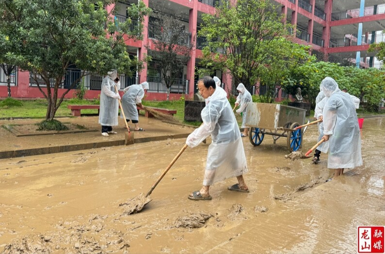 第一芙蓉学校积极开展灾后清淤工作（图）