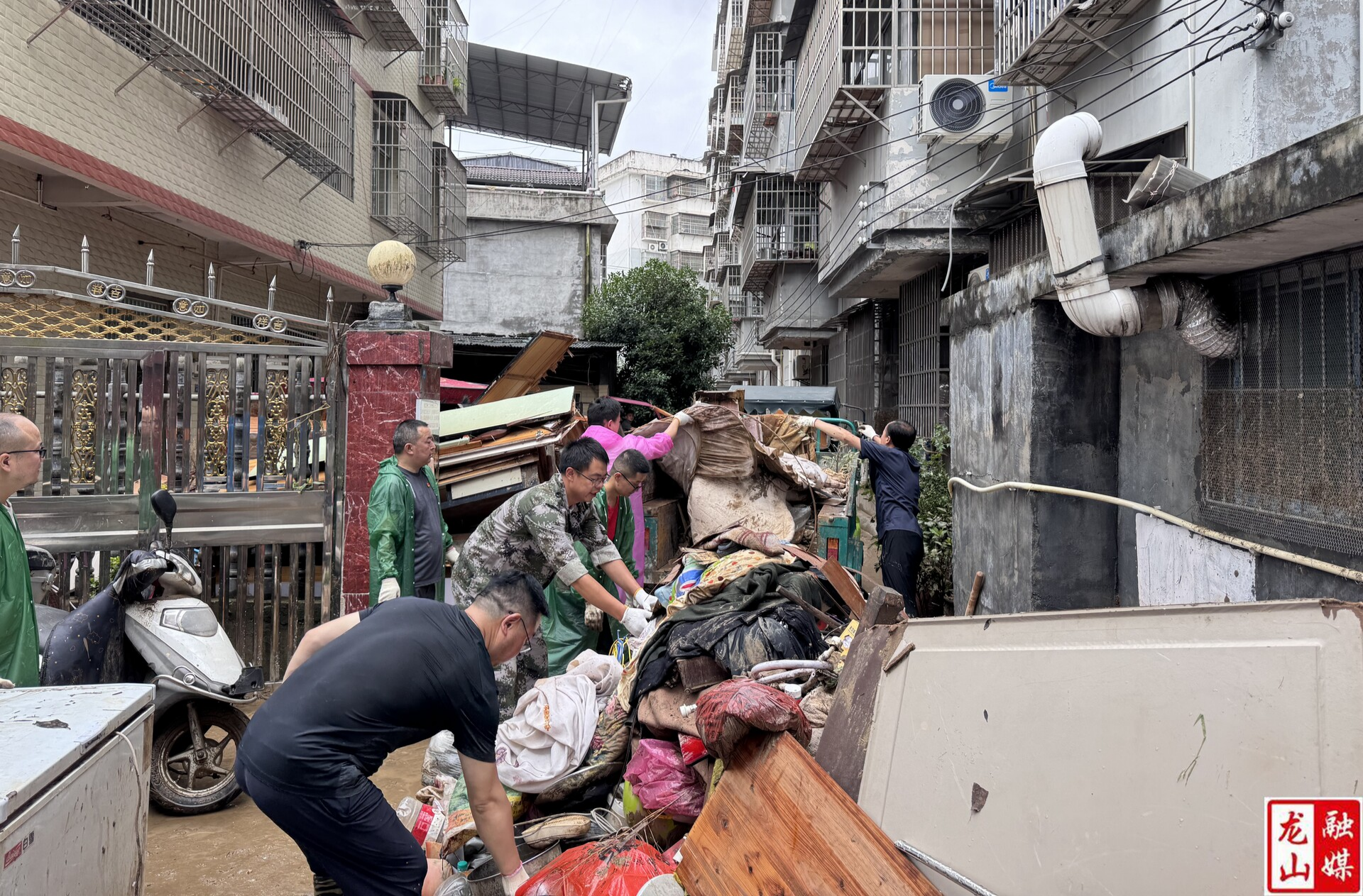 县统计局积极开展清淤重建工作