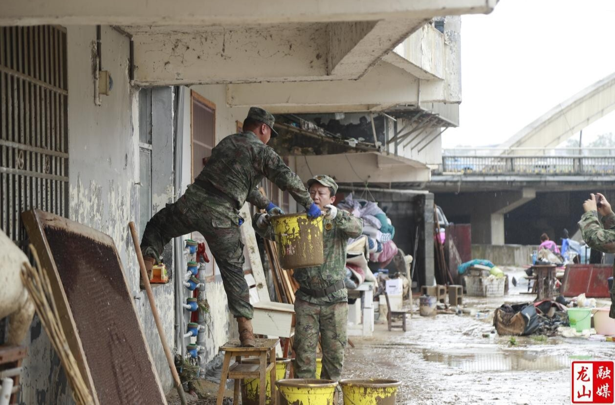 县人武部民兵驰援灾后重建一线