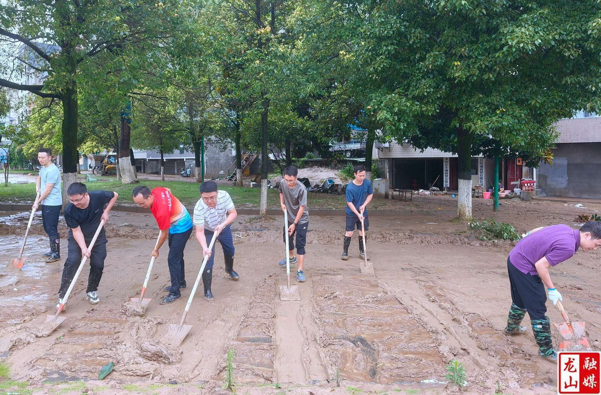 龙山县多部门积极开展清淤（图）
