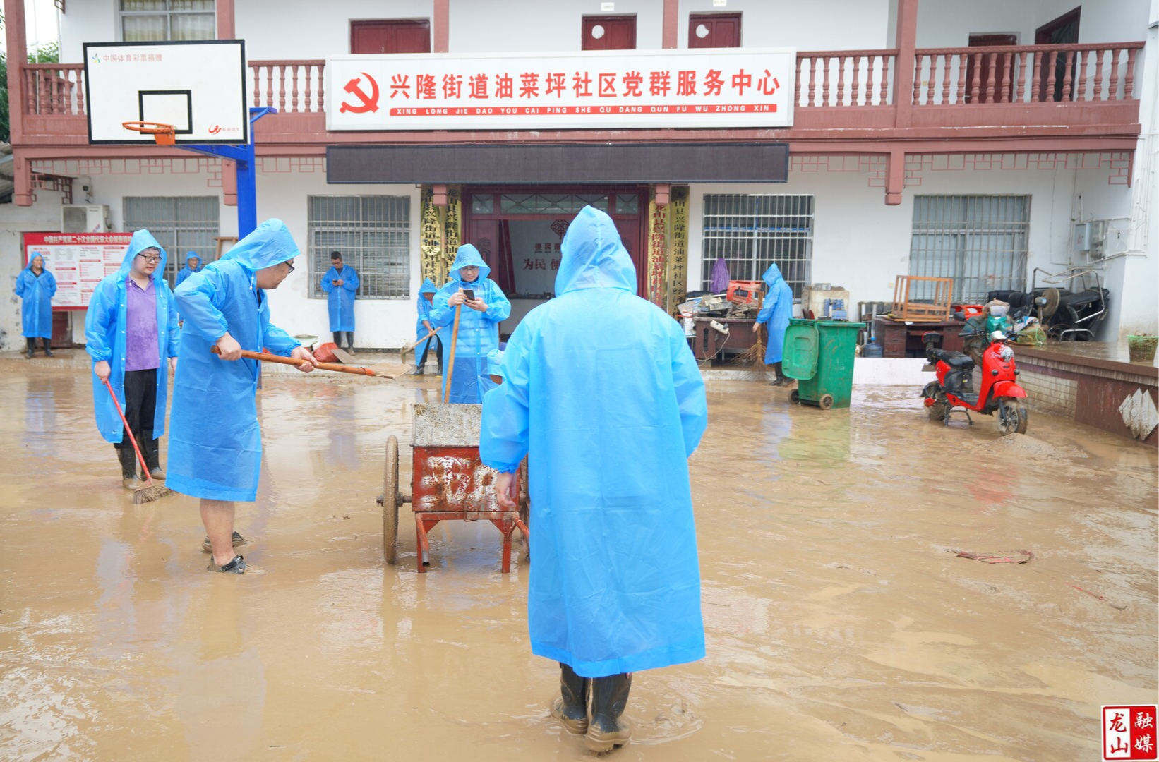 油菜坪社区：干部群众合力清淤