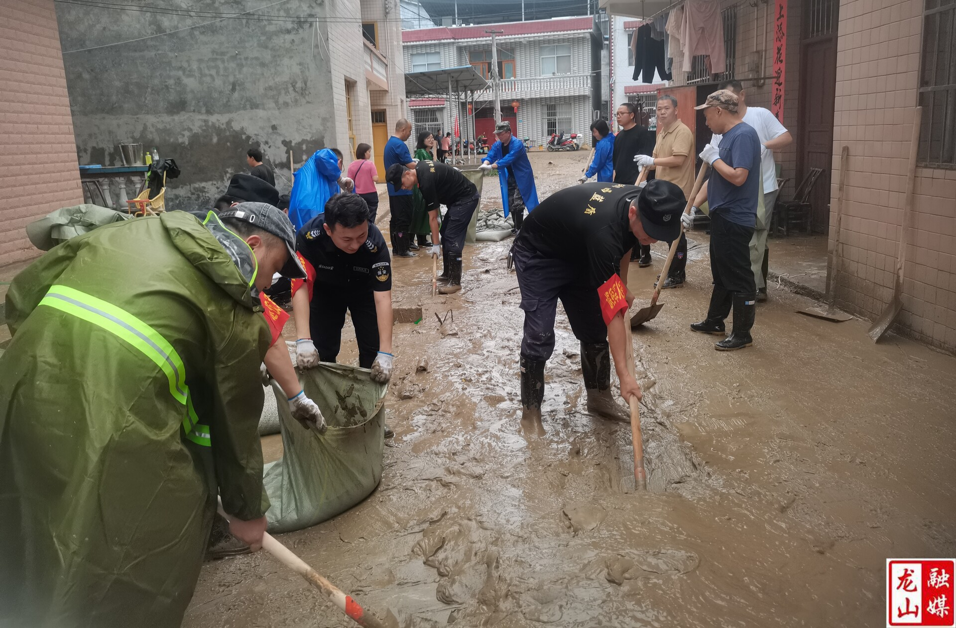 汛情当前显本色 退役军人护家园
