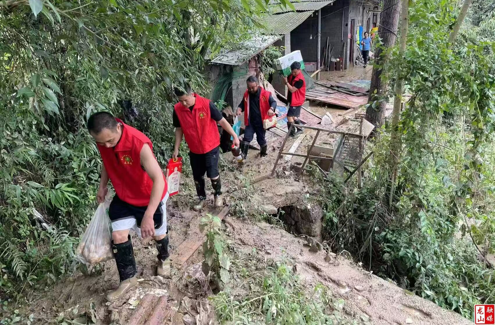 风雨中 县残联为残疾群众撑起“暖心伞”