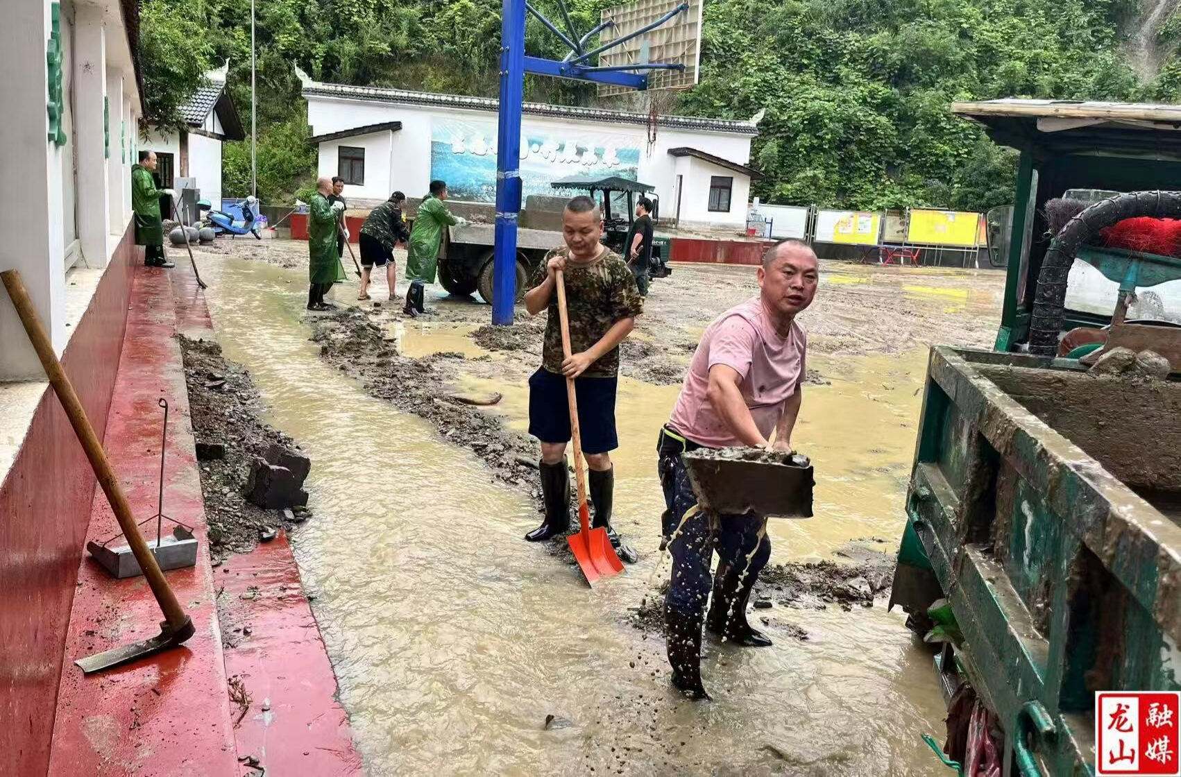 普降暴雨 多部门积极开展清淤