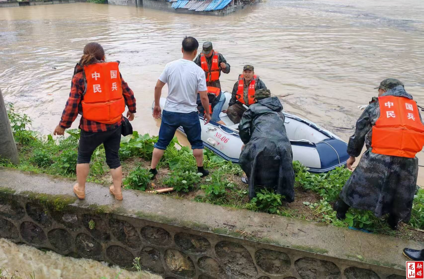 龙山县民兵奋战抗洪救灾一线