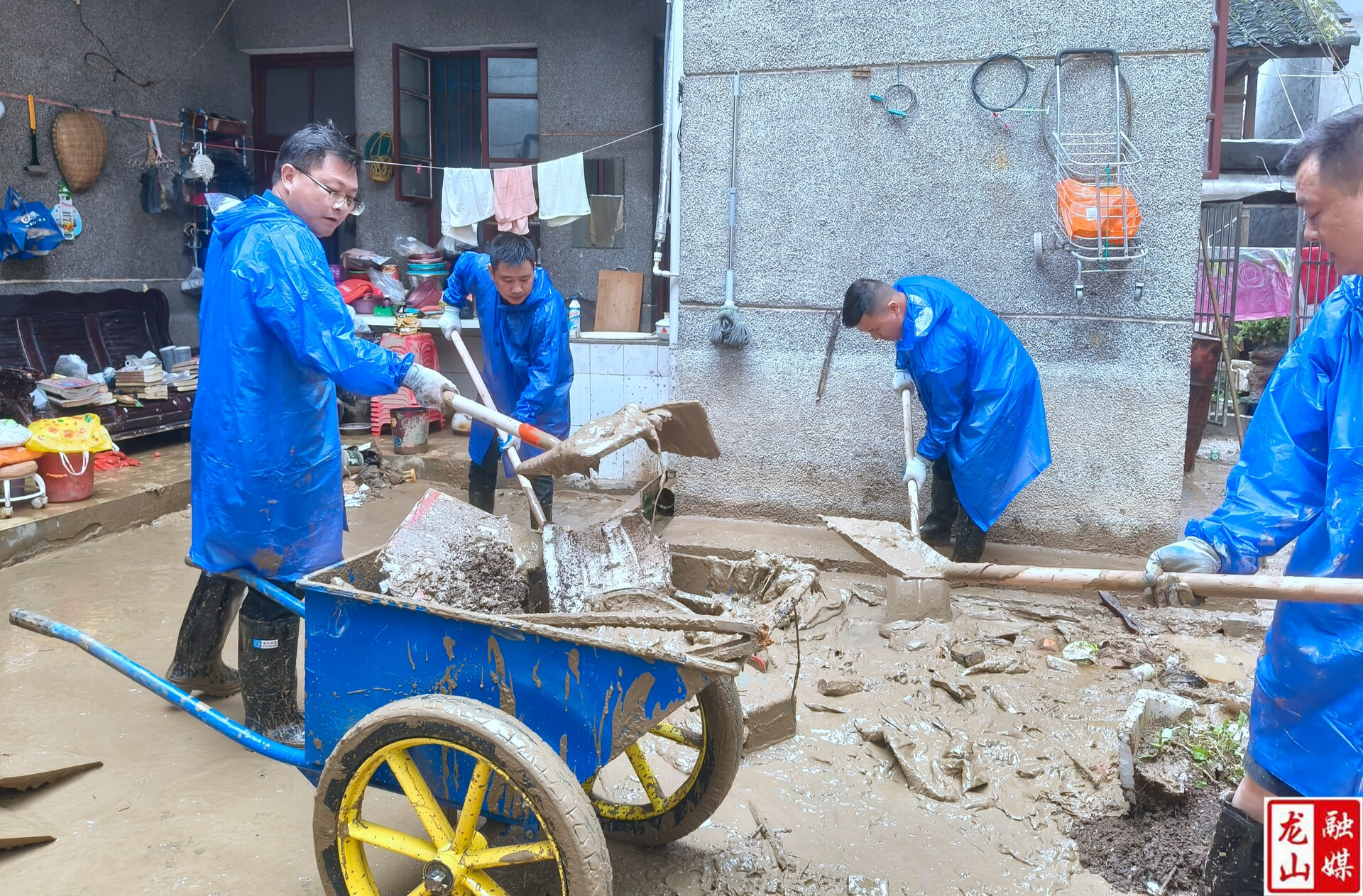 普降暴雨 当地多部门积极开展清淤