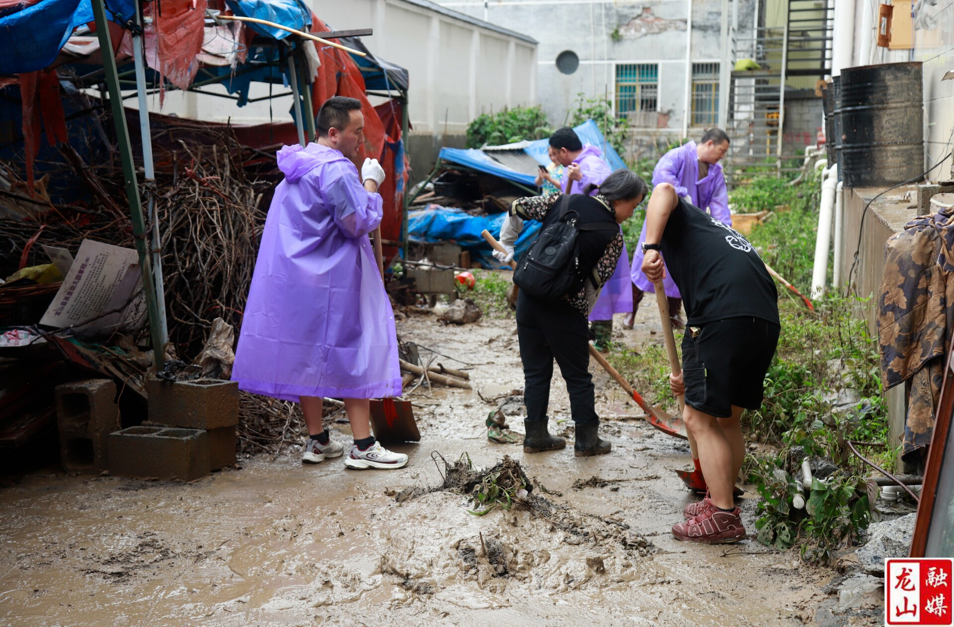 多部门全力清淤助力城市恢复