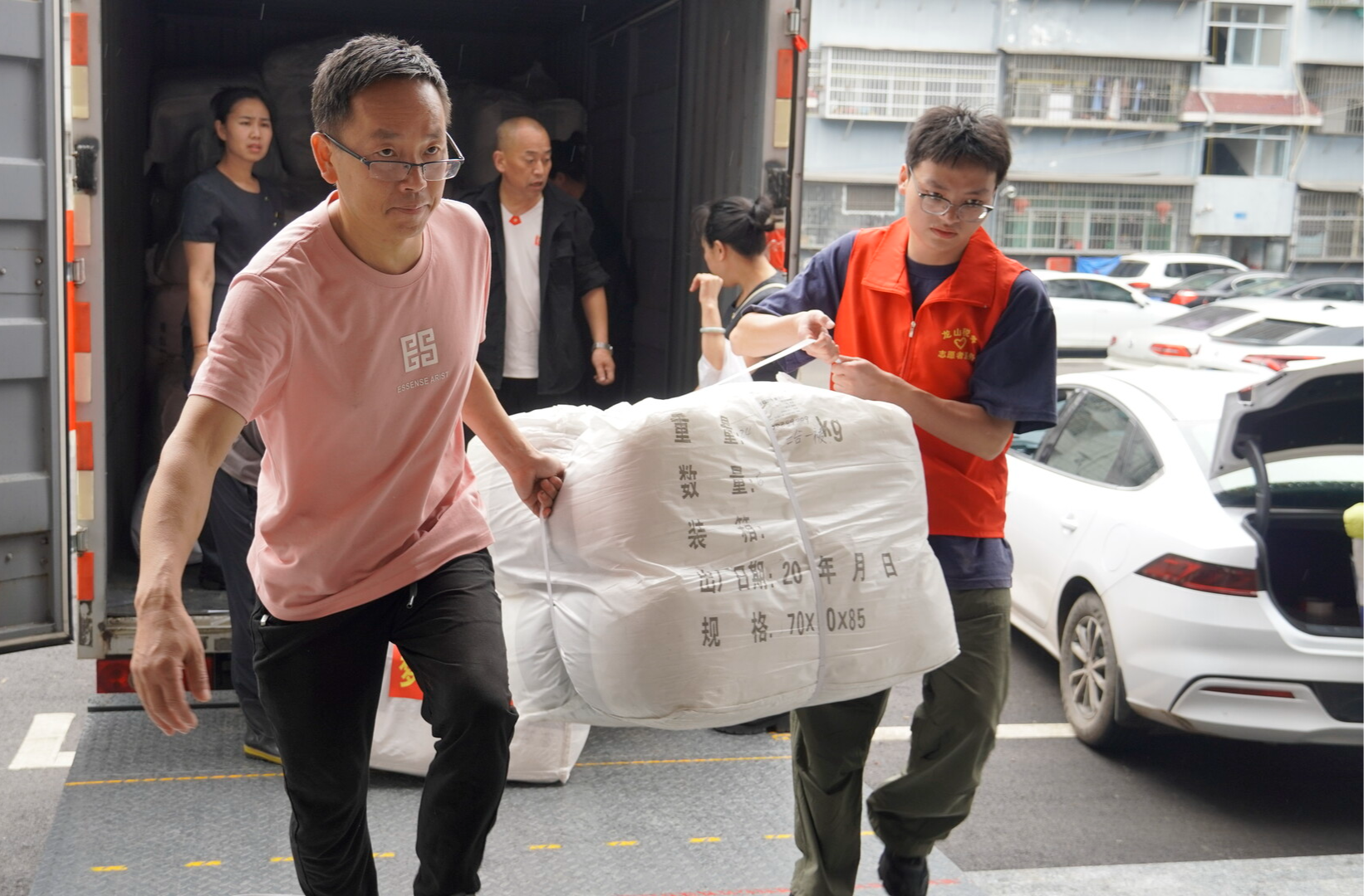 爱心企业捐赠抗灾生活物资