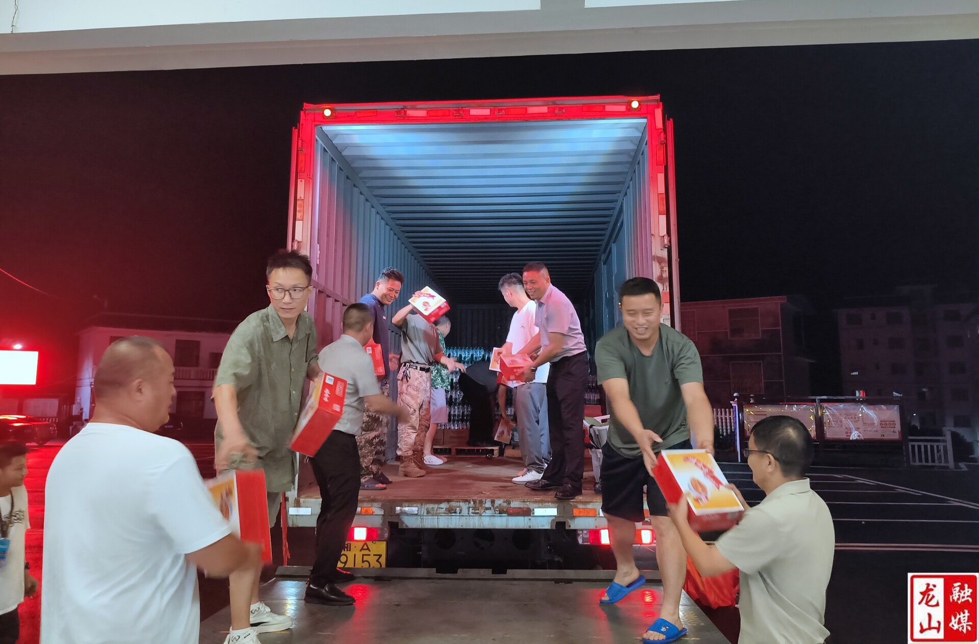 众志成城·暖心守护：长沙县捐赠8万余元物资驰援龙山