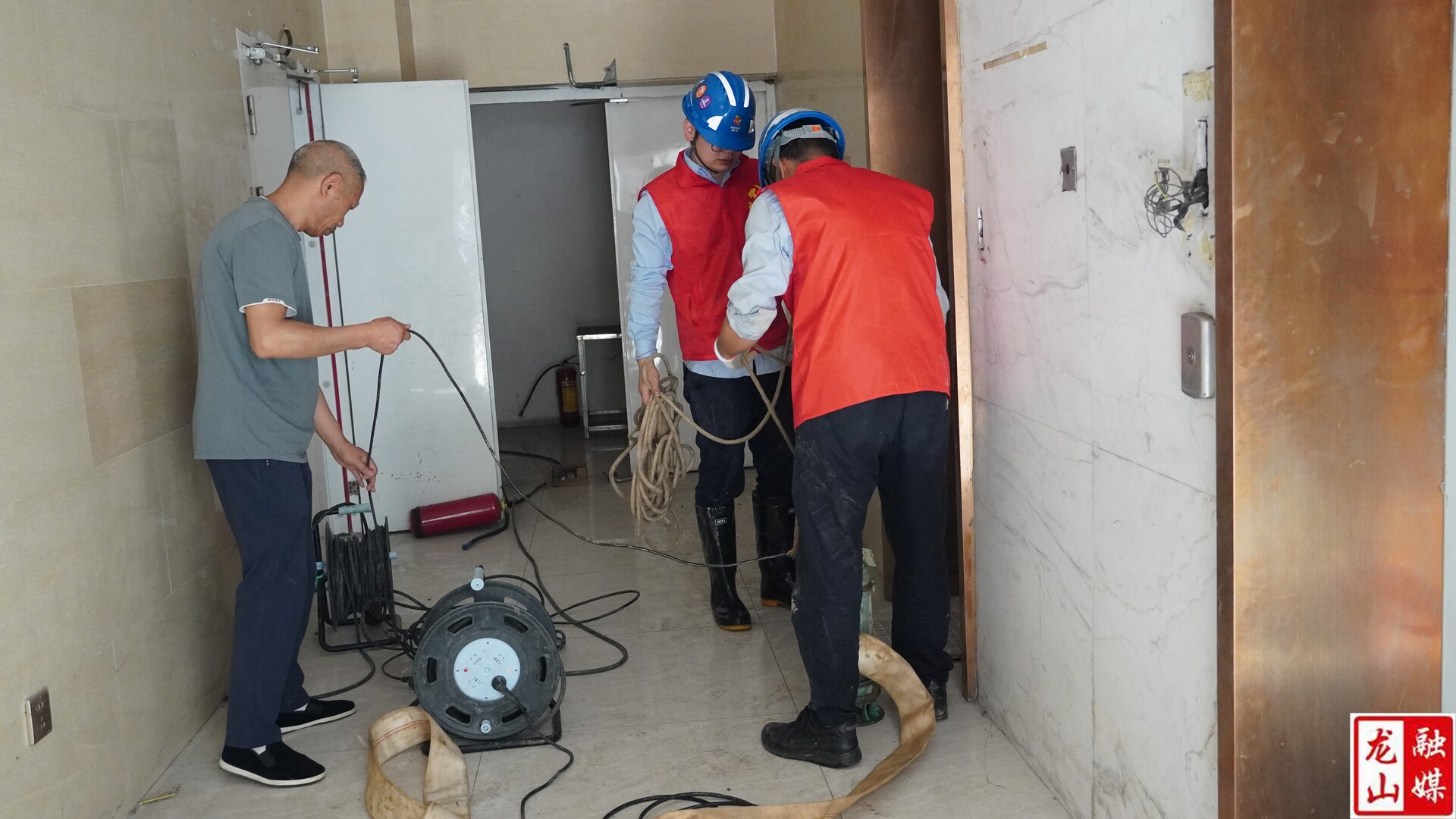 全力抽排电梯积水  守护百姓出行安全