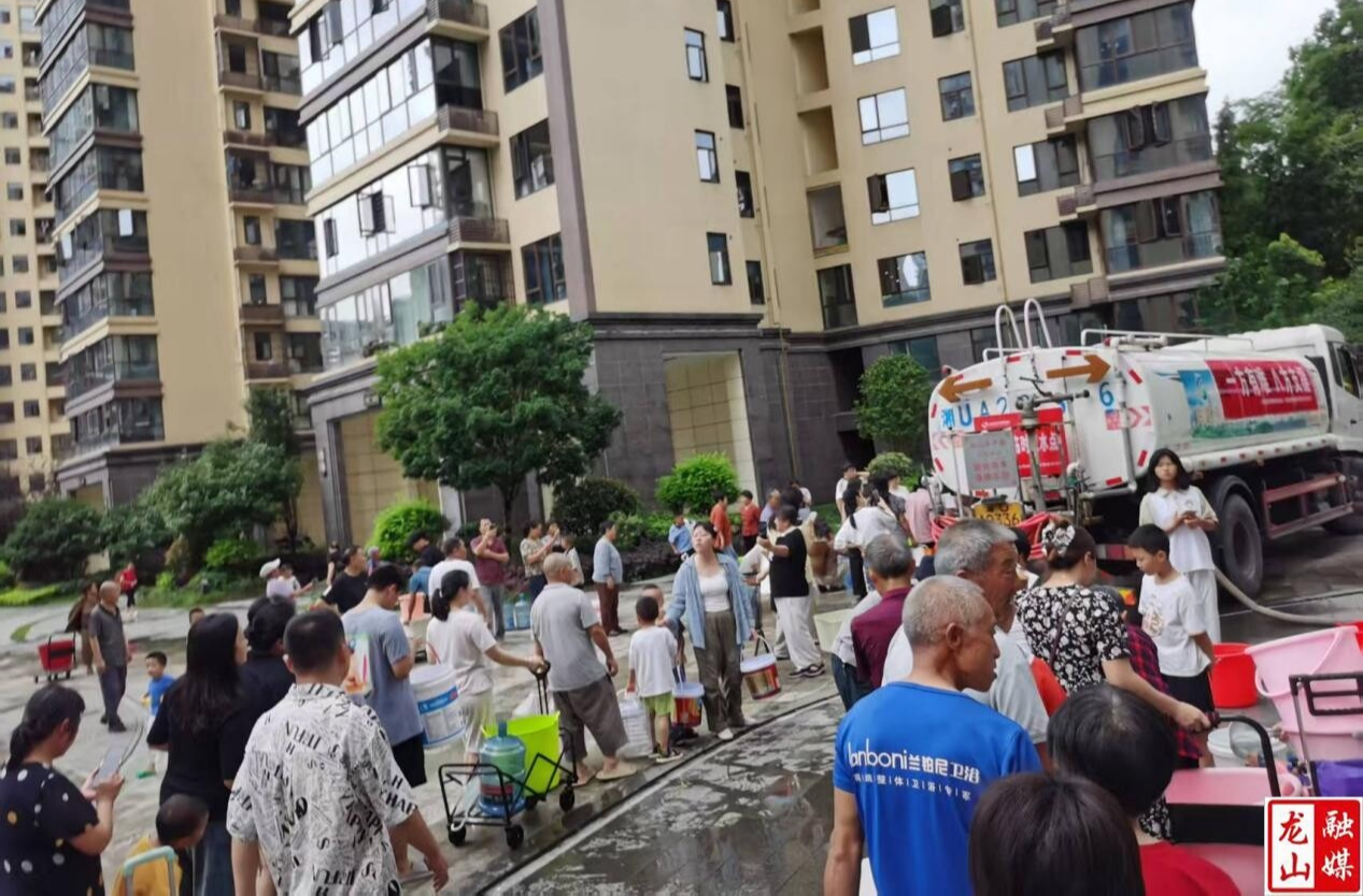 14台特种洒水车化身 “流动生命线”  全力保障受灾居民用水