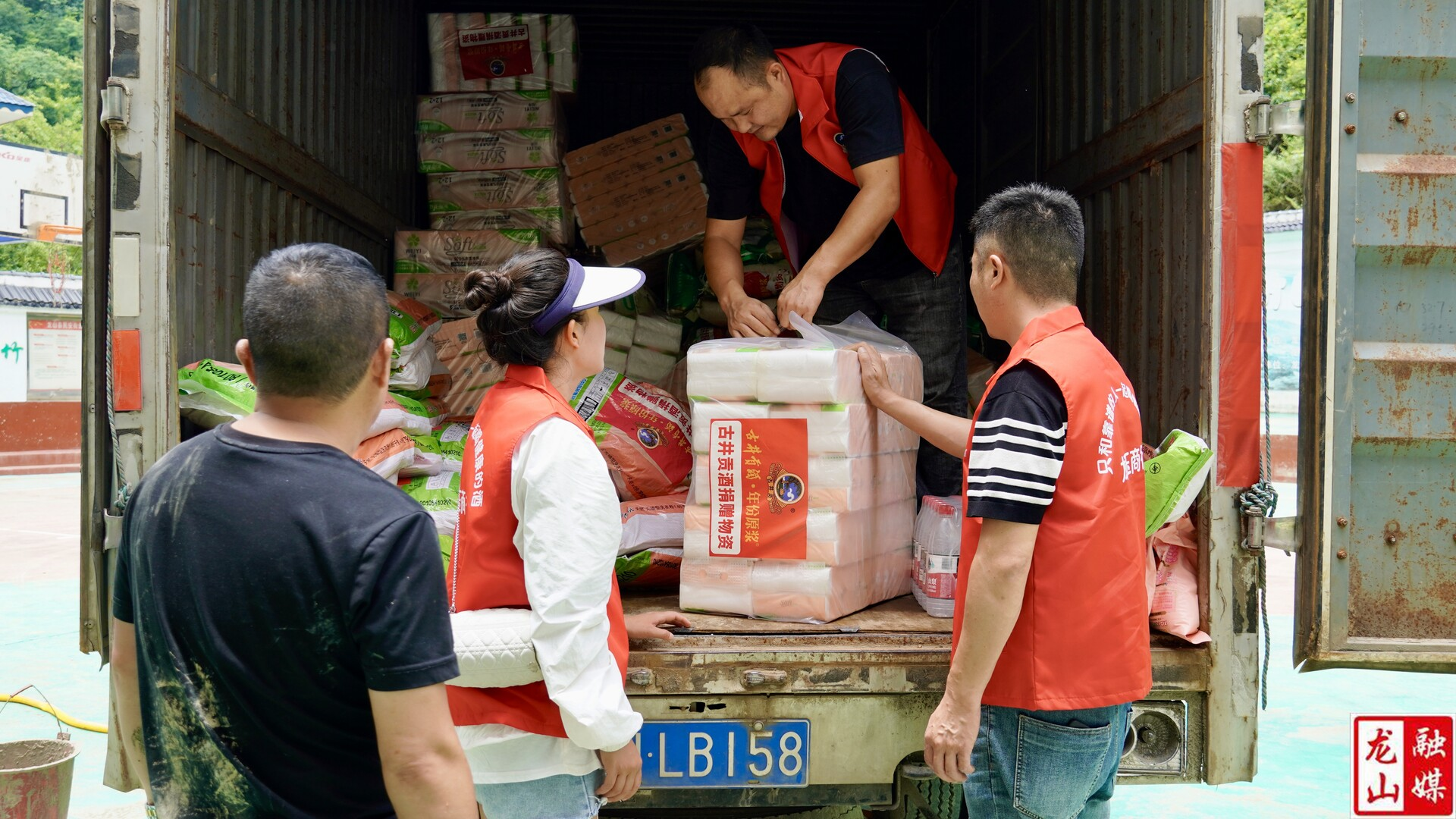 爱心企业捐赠抗灾生活物资