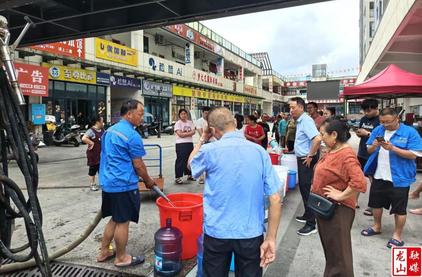 八方支援显担当  335车次送水解民忧