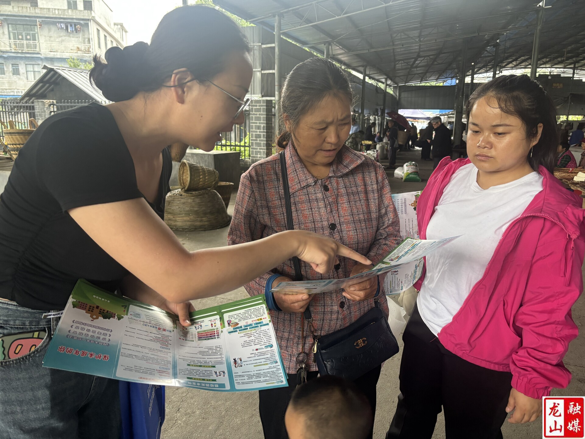 农车镇利用赶集日开展禁毒宣传活动