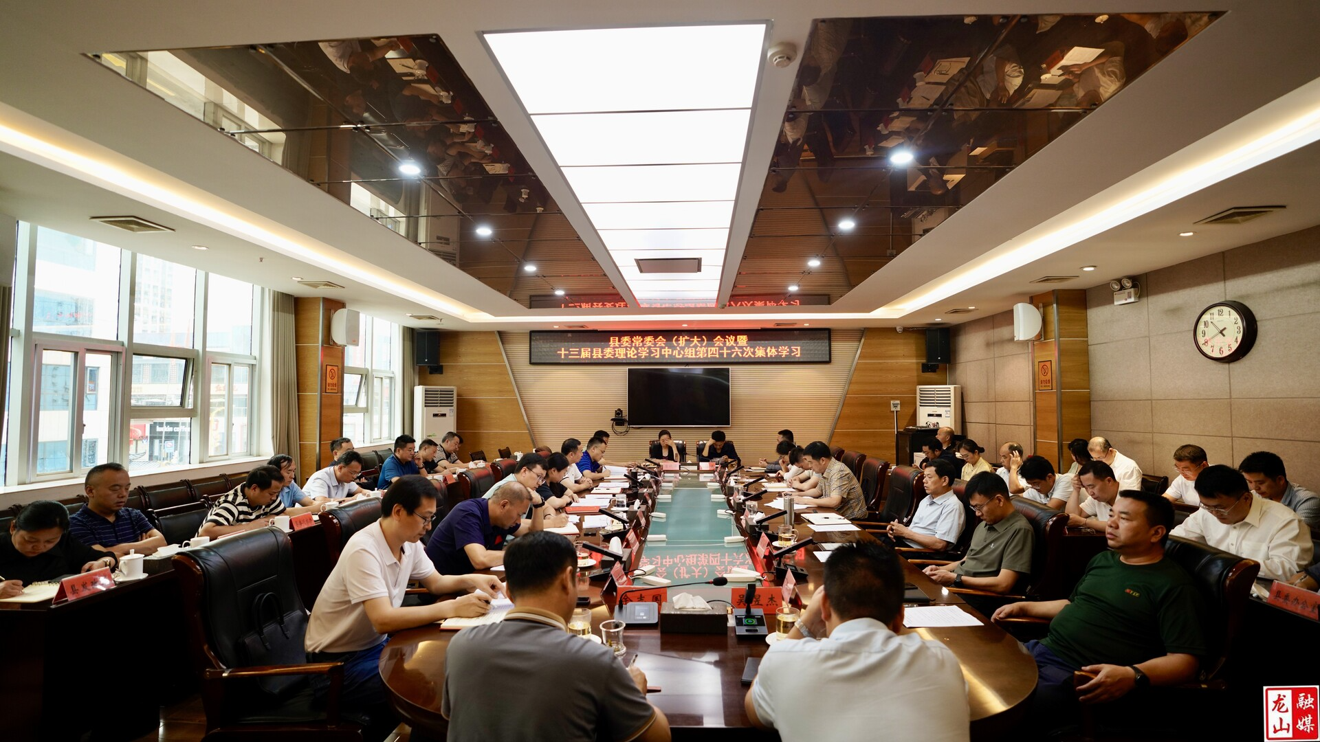 时荣芬主持县委常委会（扩大）会议暨十三届县委理论学习中心组第四十六次集体学习
