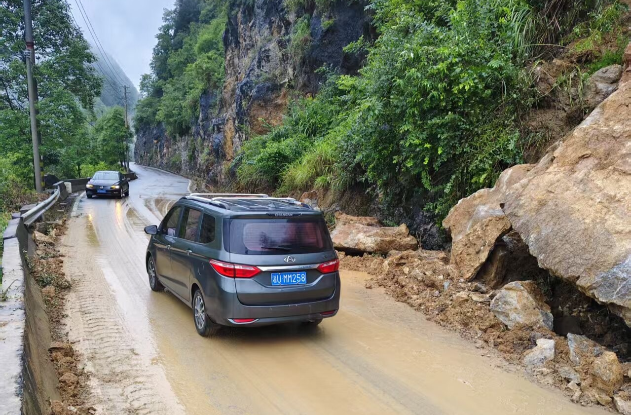龙山∶强降雨致s309塌方 公路部门加紧抢修 目前路段已恢复通行