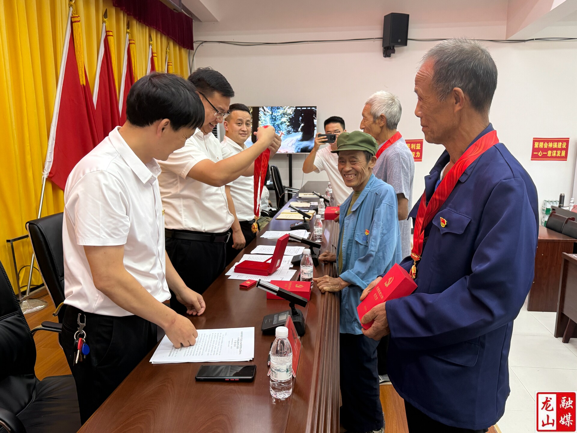 水田坝镇举办“光荣在党50年”纪念章颁发活动