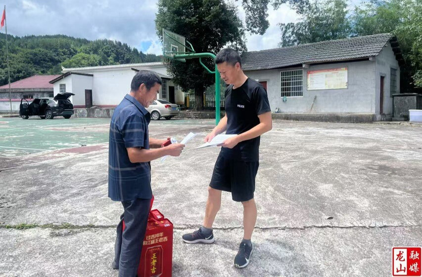 湘西州生态环境局龙山分局开展秸秆禁烧宣传活动