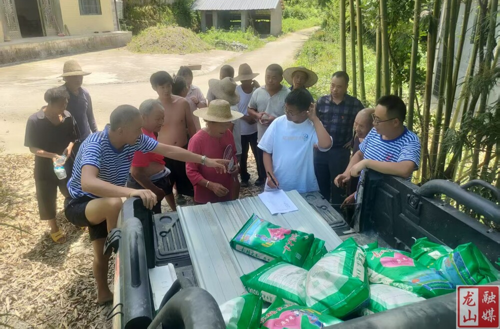 苗儿滩镇凤溪村：入户访灾民 粮油送上门