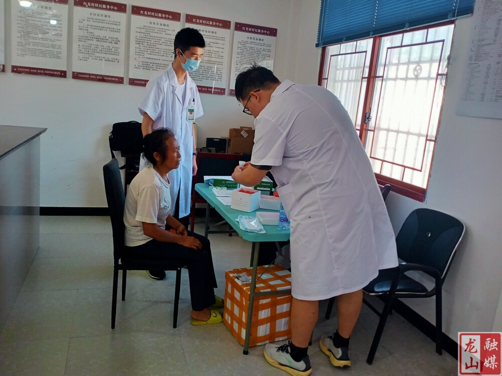 中南大学湘雅一医院医疗团到苗儿滩镇开展义诊活动
