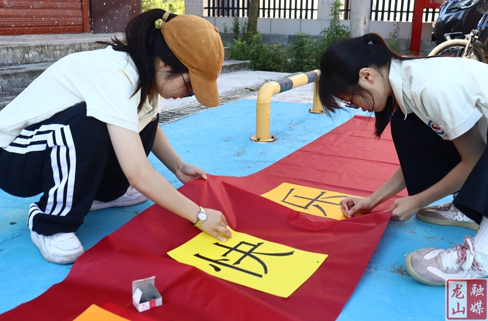 长沙学院实践团在茨岩塘镇开展“三下乡”活动