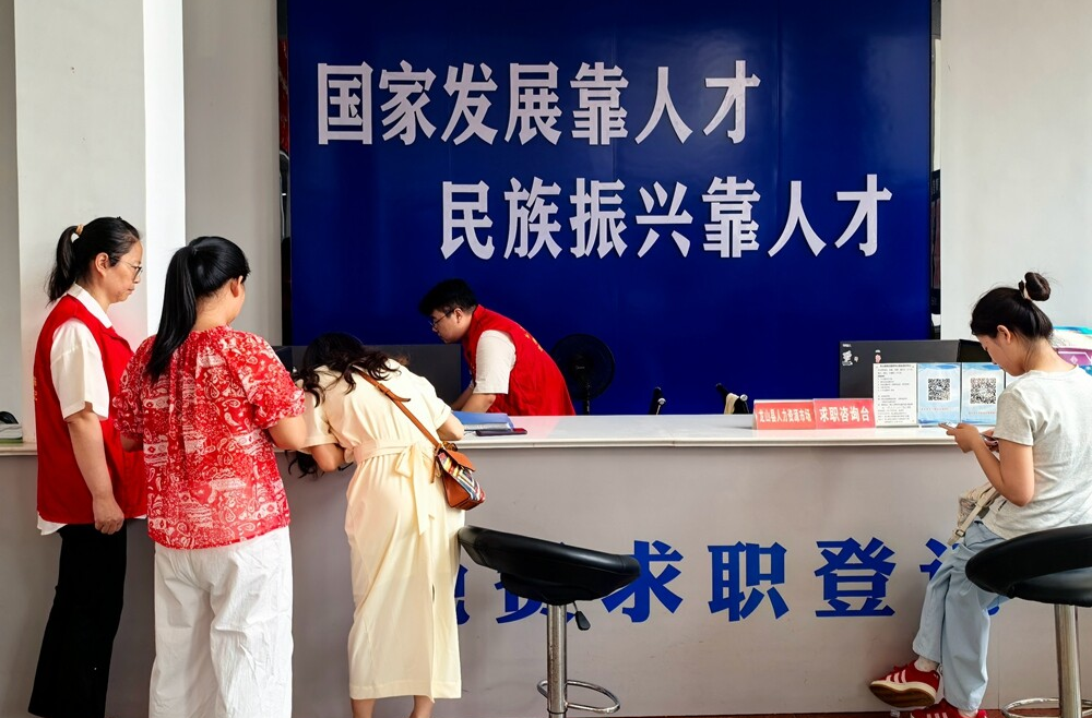 县人社局举办“百日千万”高校毕业生专场招聘会