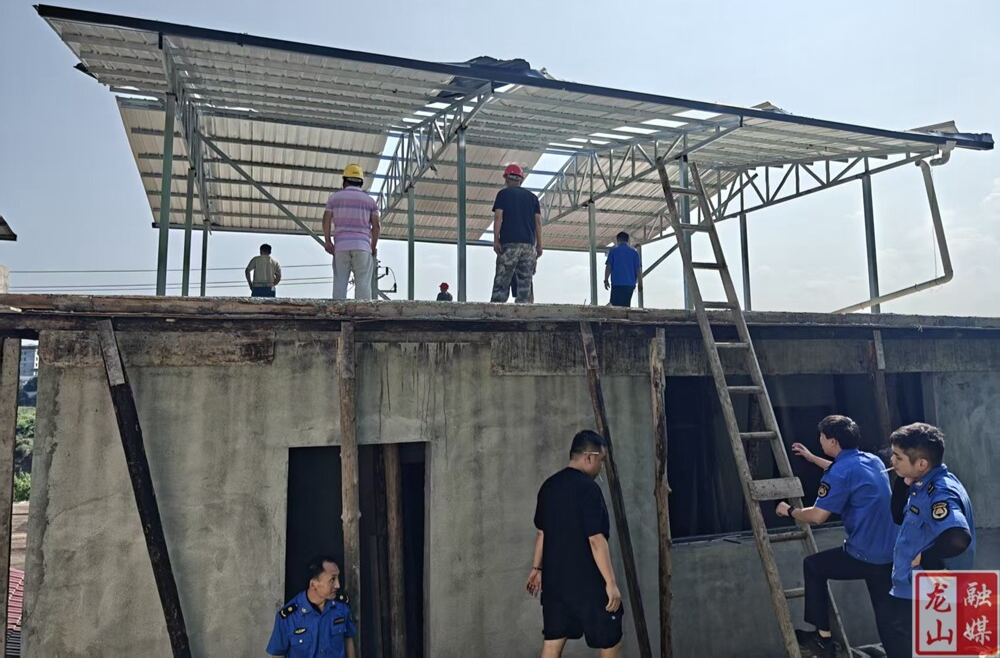 县城管拆除两违建筑 守护公共空间秩序