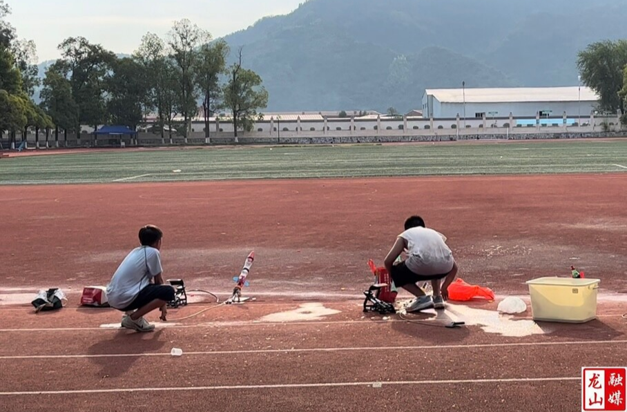 龙山四小学子在湖南省青少年科技体育比赛（航空航天模型）中斩获佳绩