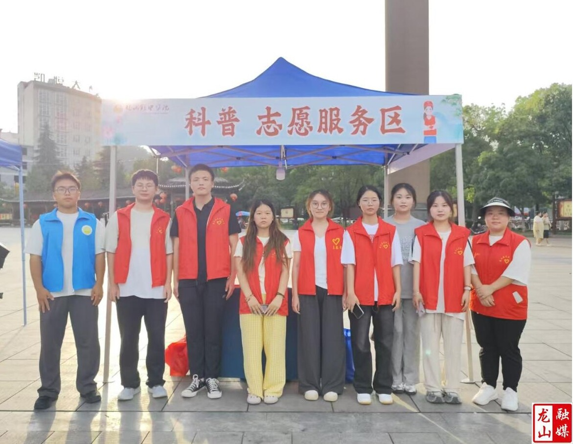 团县委在中医药文化健康夜市开展未成年人保护宣传活动